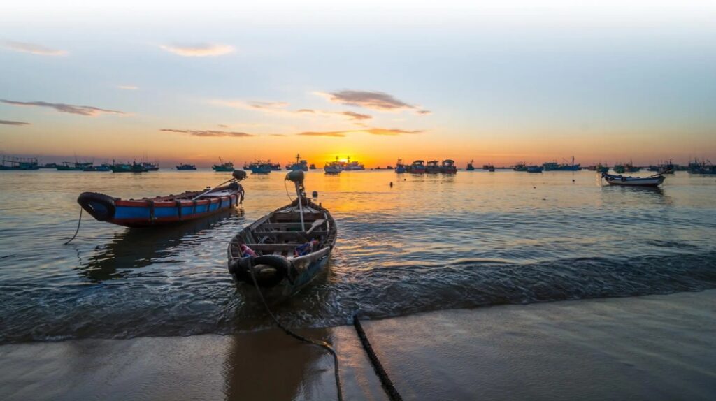 con dao barque bateau ile vietnam coucher de soleil